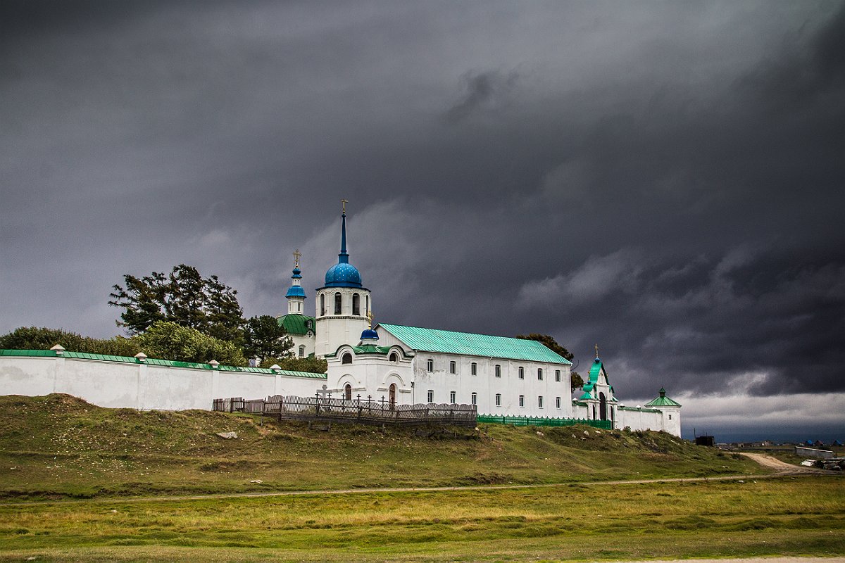 Монастырь на берегу Байкала