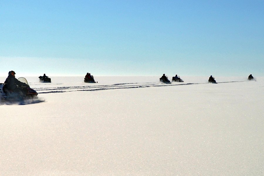 снегоходы на льду Байкала